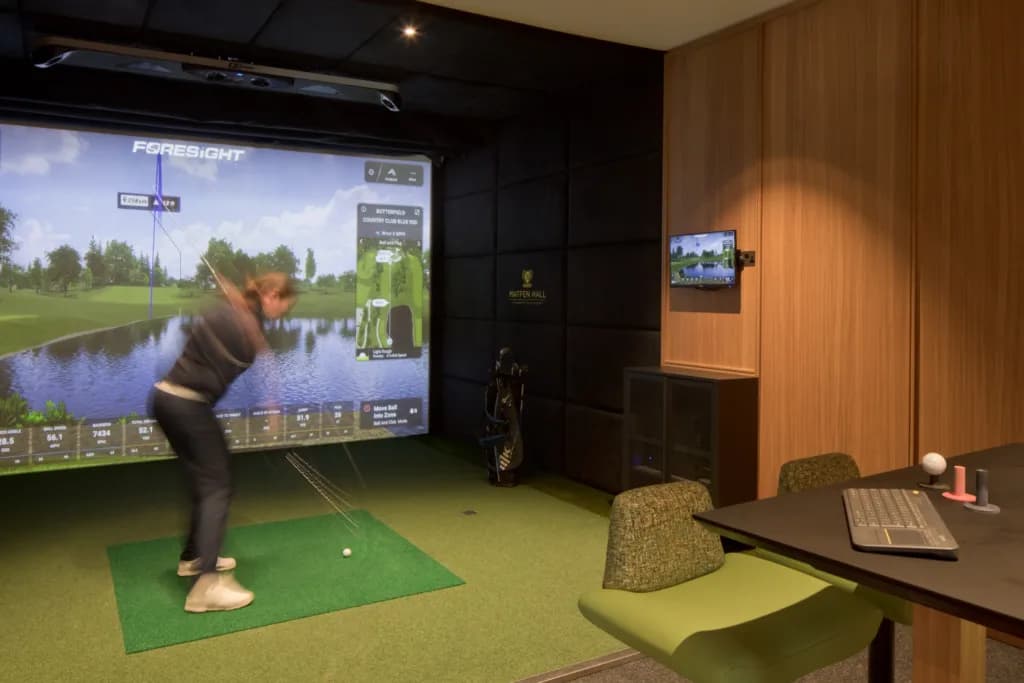 A SKRATCH Golf simulator bay with a course on screen